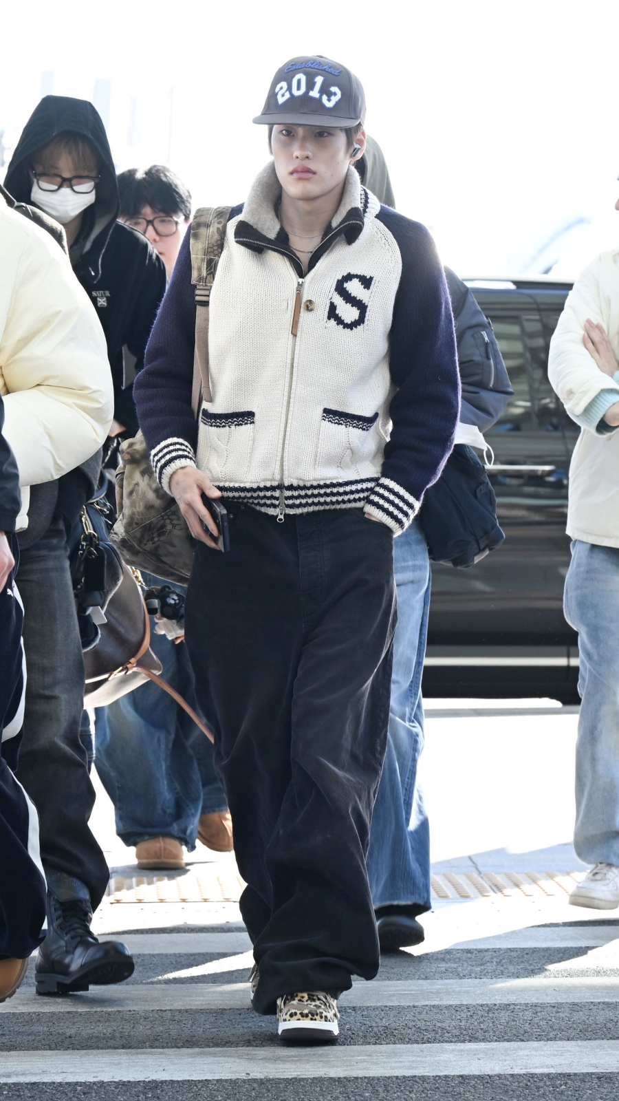 [공항패션] AAA 3관왕 라이즈, 세터로 캐주얼한 클래식 겨울 무드 완성 1860-Image